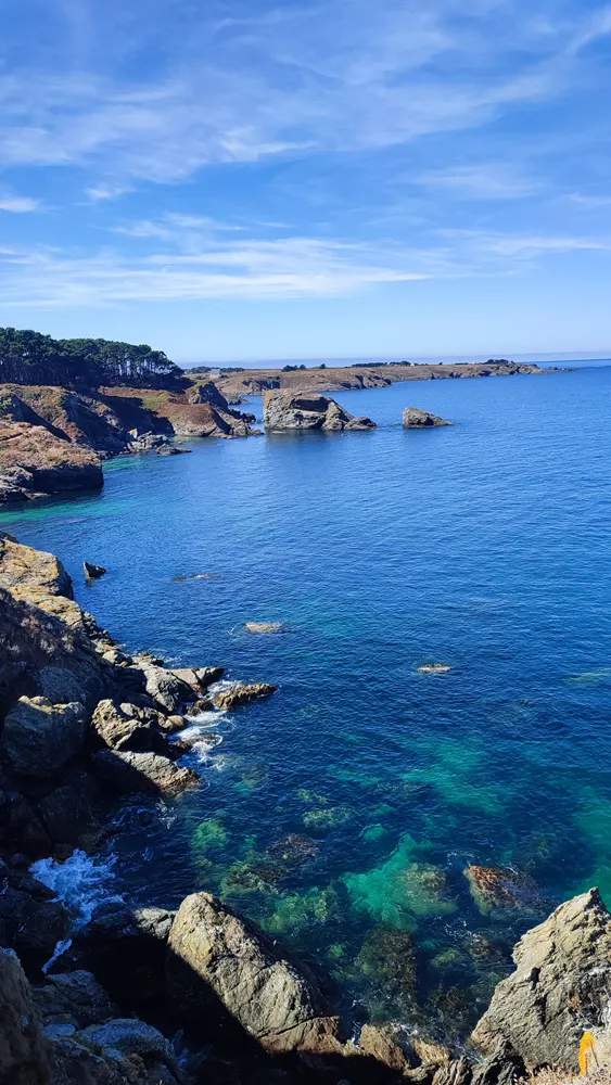 Falaises et mer bleue à Belle-Île-en-Mer